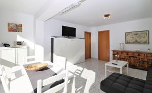 Versalles Pool Levante