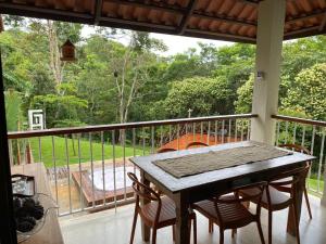 Chalé Novo - 4 quartos - 12 camas - Hidromassagem e Ar condicionado nos quartos - Cond Montserrat