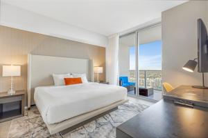 HYDE BEACH HOUSE RESORT - MILLION APARTMENT 2bd 2ba, DIRECT OCEAN VIEW, 1 MIN FROM BEACH, 6 GUESTS