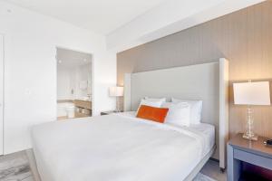 HYDE BEACH HOUSE RESORT - MILLION APARTMENT 2bd 2ba, DIRECT OCEAN VIEW, 1 MIN FROM BEACH, 6 GUESTS