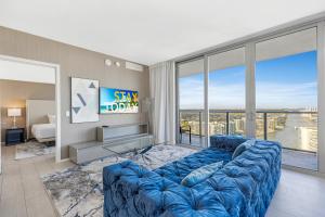 HYDE BEACH HOUSE RESORT - MILLION APARTMENT 2bd 2ba, DIRECT OCEAN VIEW, 1 MIN FROM BEACH, 6 GUESTS