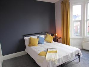 Heaton-Beautiful 3 Double Bedrooms Sleeps 6 Free Parking and Wifi