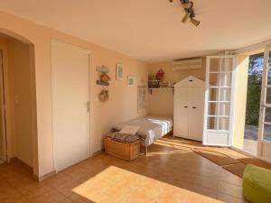 Maisons de vacances Holiday home in Cavalaire-sur-Mer with a pool : photos des chambres