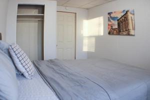 California Ave - 2 BR - Home Away from Home!