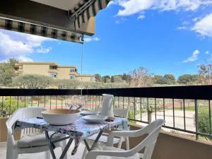 Studio à Bormes-les-Mimosas avec Terrasse, Piscine et Parking à Proximité de la Plage - FR-1-251-494 - La Favière