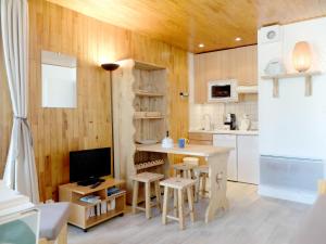 Studio moderne & lumineux proche des pistes avec balcon - FR-1-502-486