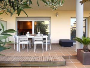 Piso moderno con terraza, jardín, piscina y WiFi, a 400m de la playa en Llançà - ES-228-137