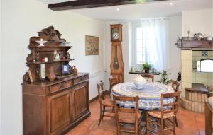 Maisons de vacances Stunning Home In Miossens Lanusse With Wifi And 5 Bedrooms : photos des chambres
