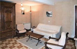 Maisons de vacances Beautiful Home In Miossens Lanusse With Kitchenette : photos des chambres