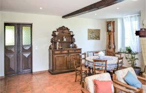 Maisons de vacances Stunning Home In Miossens Lanusse With Wifi And 5 Bedrooms : photos des chambres