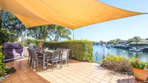 Spacious Canal Home With Pontoon!