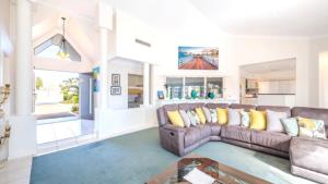 Spacious Canal Home With Pontoon!