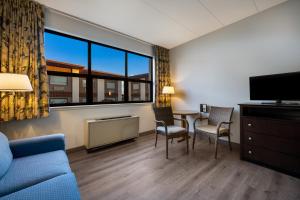 King Studio with Sofa Bed - Non-Smoking room in Gateway Inn