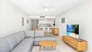 Large Modern Unit With Lift & Pool