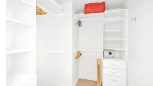 Large Modern Unit With Lift & Pool