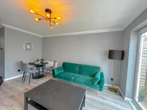 New Stylish 2 Bedroom House - Cobham