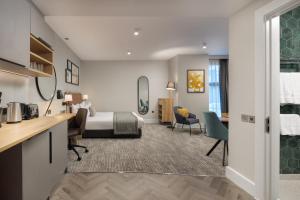 Studio Queen Suite - Accessible room in Staybridge Suites London-Vauxhall an IHG Hotel