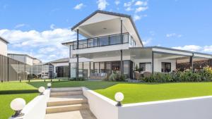 Opulent Canal-Front Retreat