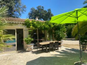 B&B / Chambres d'hotes Santolines en Provence : Chambre Triple - Vue sur la Piscine