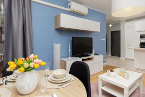 Siedmiogrodzka Apartment with Balcony & Parking Warsaw Wola by Renters