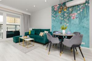 Turquoise Apartment Near the Royal Łazienki Warsaw by Renters