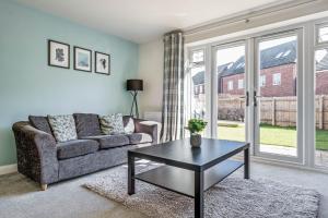 Beautiful and comfortable home away from home with free parking, fast wifi and white crisp hotel standard linen hosted by Our Home Short Stays