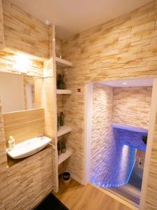 Appartements Le Spa de la Cathedrale - Jacuzzi - Sauna - Champagne - Netflix - Wifi : photos des chambres