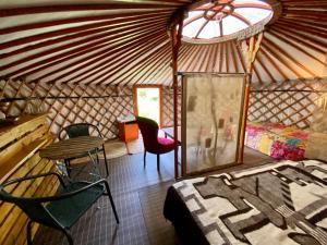 Tentes de luxe La Yourte du Jardin Cache : photos des chambres