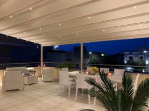 GuestHost - Roomy Apartment with Terrace & Parking