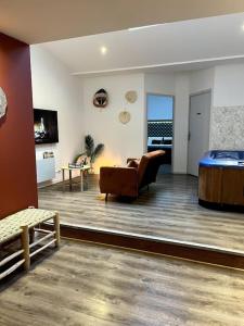 Appartements La suite, avec jacuzzi & sauna : photos des chambres