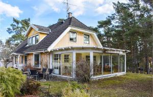 Amazing home in hus with WiFi and 4 Bedrooms