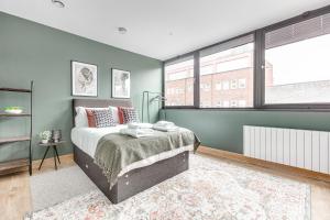 Modern Apt, town centre, 4 guests, pkg, wifi by Tent serviced apartments - 3hvězdičkové hotely ve městě Farnborough