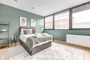 Modern Apt, town centre, 4 guests, pkg, wifi by Tent serviced apartments - Deepcut