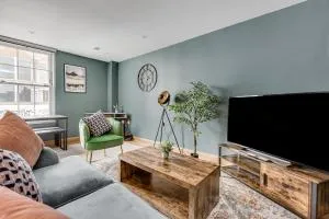 Homely 2 beds apt up to 5 Guests-Wifi by Tent Serviced Apartments - Addlestone