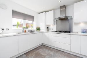 4 Bedroom, 3 Bathroom Home Walking Distance to Manchester City Centre