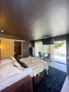 Maisons de vacances VILLA CALIFORNIENNE with Spa, cinema, jacuzzi & pool in Mougins : photos des chambres