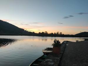 Casa Maitri- con piraguas junto a la ría