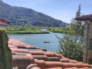 Casa Maitri- con piraguas junto a la ría