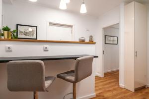 Lovely 2BR w views over the river, parking incl