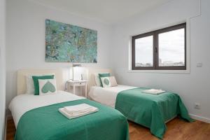 Lovely 2BR w views over the river, parking incl