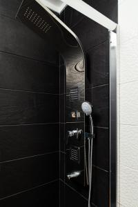 Lovely 2BR w views over the river, parking incl