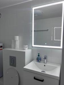 New Apartment On Batorego, Metro, Centre , Wi-Fi - by HIK Apartments