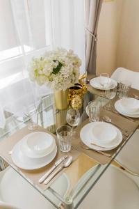 Trendy 2 ROOM Flat, next to Corvin Mall FREE Huge Garage! AC,DISHWASHER,WASHMACHINE, SMART TV