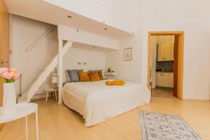 Trendy 2 ROOM Flat, next to Corvin Mall FREE Huge Garage! AC,DISHWASHER,WASHMACHINE, SMART TV