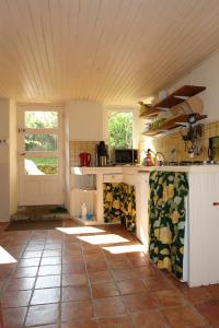 Appartements Lovely rural and quiet farmhouse with natural swimming lake : photos des chambres