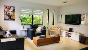 Design District by Midtown, Wynwood, Brickell, 10 min to the Beach, FREE PARKING