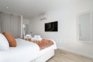 H&H - RARE Modern & Elegant Apartment with wonderful sea views, a few meters from Porto de Mos Beach