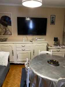 Maison atypique 5 couchages ,2 lits doubles et un lit simple ! avec un grand terrain !animaux bienvenus !wifi netflix écran plat 4k