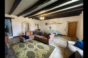 Maisons de vacances Spacious & Characterful 6 Bed Farmhouse with Pool : photos des chambres