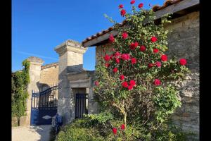 Maisons de vacances Spacious & Characterful 6 Bed Farmhouse with Pool : photos des chambres